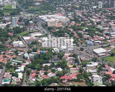 Managua, Nicaragua - 16 agosto 2024: Traffico auto nella città di Managua vista aerea con droni Foto Stock