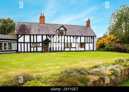 Cottage di campagna Cheshire bianco e nero in legno vicino a Bunbury, Inghilterra Foto Stock