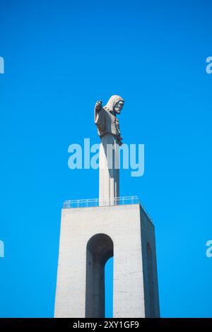 Statua di Cristo al Santuario del Cristo Re (Santaurio de Cristo Rei), Almada, Lisbona, Portogallo Foto Stock