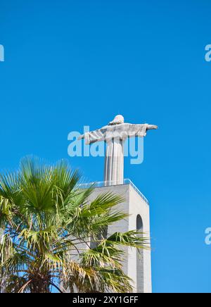 Statua di Cristo al Santuario del Cristo Re (Santaurio de Cristo Rei), Almada, Lisbona, Portogallo Foto Stock