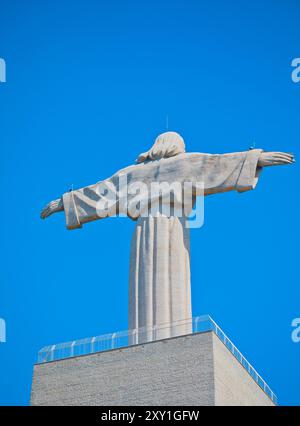 Statua di Cristo al Santuario del Cristo Re (Santaurio de Cristo Rei), Almada, Lisbona, Portogallo Foto Stock