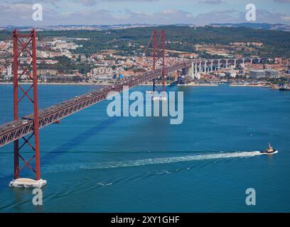 Ponte del 25 aprile, Ponte sul fiume Tago, Ponte 25 de Abril, ponte stradale e ferroviario che attraversa il fiume Tago (Rio Tejo), Lisbona, Portogallo Foto Stock