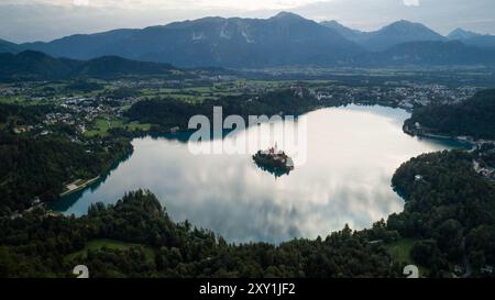 Alba sullo splendido lago di montagna di Bled, Slovenia Foto Stock