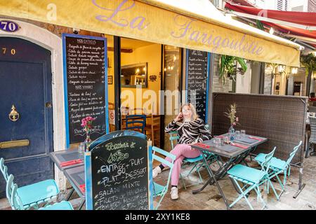 Cannes Francia, quartiere vecchio le Suquet, Centro Croisette, Rue Meynadier, quartiere commerciale, via pedonale, ristorante la Farigoulette, Woman resid Foto Stock