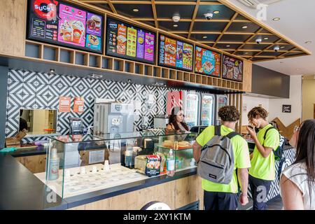 Cannes, Francia, Centro Croisette, quartiere commerciale, Place la Garre, fast food messicano o'Tacos, interni, lavoratore al banco, tee Foto Stock