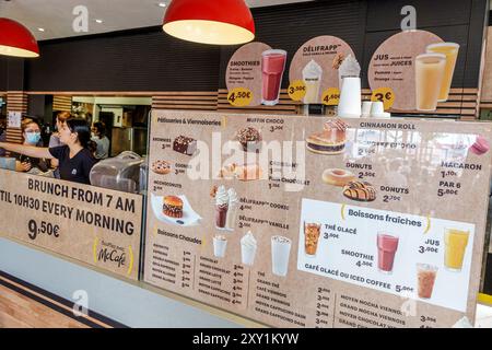 Cannes, Francia, quartiere vecchio le Suquet, Rue Felix Faure, fast food McDonald's, ristorante McCafe, menu al banco, dessert, bevande fredde, frullati, ghiaccio, ecc. Foto Stock