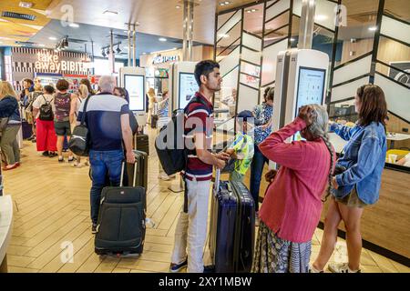 Pisa Italia, Piazza della stazione, stazione ferroviaria centrale di Pisa, fast food, hamburger McDonald's, interni, tou interattivo Foto Stock