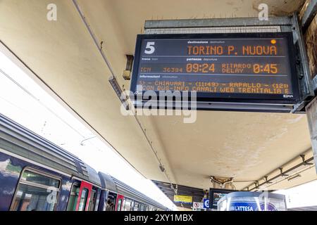 Pisa Italia, Piazza della stazione, stazione ferroviaria centrale di Pisa, segnaletica elettrica binario, orari di arrivo e partenza, Torino dela Foto Stock