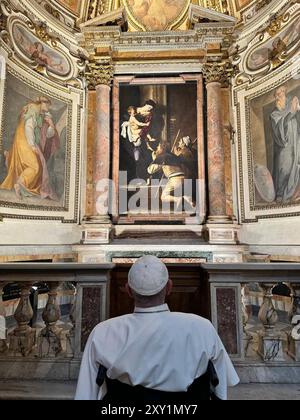 **NO LIBRI** Italia, Roma, 2024/8/27. Papa Francesco prega davanti all'immagine di nostra Signora dei Pellegrini. Alla Chiesa di Sant'Agostino a Roma Fotografia dei MEDIA VATICANI/Catholic Press Photo Foto Stock