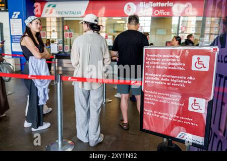 Pisa Italia, Piazza della stazione, stazione ferroviaria centrale di Pisa, interno, coda, biglietteria Trenitalia, cartello Foto Stock