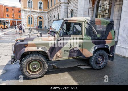 Pisa Italia, Piazza della stazione, stazione ferroviaria centrale di Pisa, esercito Esercito parcheggiato, jeep mimetizzata, Europa italiana EUR Foto Stock