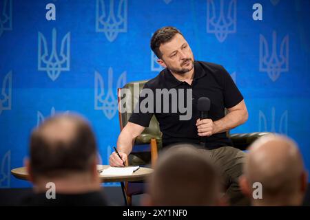 Kiev, Ucraina. 27 agosto 2024. Il presidente ucraino Volodymyr Zelenskyy, ascolta una domanda durante una conferenza stampa al forum "indipendenza Ucraina 2024", il 27 agosto 2024, a Kiev, Ucraina. Zelenskyy ha detto che l'operazione nella regione di Kursk all'interno della Russia fa parte della strategia per vincere la guerra. Credito: Presidenza Ucraina/Ufficio stampa presidenziale ucraino/Alamy Live News Foto Stock