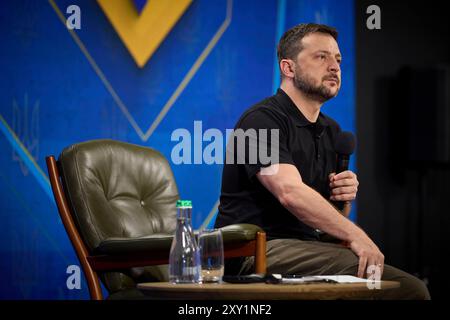 Kiev, Ucraina. 27 agosto 2024. Il presidente ucraino Volodymyr Zelenskyy, ascolta una domanda durante una conferenza stampa al forum "indipendenza Ucraina 2024", il 27 agosto 2024, a Kiev, Ucraina. Zelenskyy ha detto che l'operazione nella regione di Kursk all'interno della Russia fa parte della strategia per vincere la guerra. Credito: Presidenza Ucraina/Ufficio stampa presidenziale ucraino/Alamy Live News Foto Stock