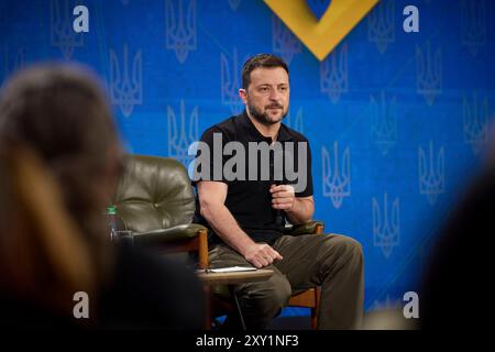 Kiev, Ucraina. 27 agosto 2024. Il presidente ucraino Volodymyr Zelenskyy, ascolta una domanda durante una conferenza stampa al forum "indipendenza Ucraina 2024", il 27 agosto 2024, a Kiev, Ucraina. Zelenskyy ha detto che l'operazione nella regione di Kursk all'interno della Russia fa parte della strategia per vincere la guerra. Credito: Presidenza Ucraina/Ufficio stampa presidenziale ucraino/Alamy Live News Foto Stock