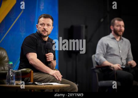 Kiev, Ucraina. 27 agosto 2024. Il presidente ucraino Volodymyr Zelenskyy, ascolta una domanda durante una conferenza stampa al forum "indipendenza Ucraina 2024", il 27 agosto 2024, a Kiev, Ucraina. Zelenskyy ha detto che l'operazione nella regione di Kursk all'interno della Russia fa parte della strategia per vincere la guerra. Credito: Presidenza Ucraina/Ufficio stampa presidenziale ucraino/Alamy Live News Foto Stock