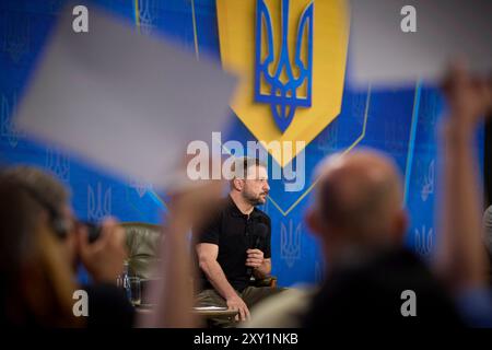 Kiev, Ucraina. 27 agosto 2024. Il presidente ucraino Volodymyr Zelenskyy, ascolta una domanda durante una conferenza stampa al forum "indipendenza Ucraina 2024", il 27 agosto 2024, a Kiev, Ucraina. Zelenskyy ha detto che l'operazione nella regione di Kursk all'interno della Russia fa parte della strategia per vincere la guerra. Credito: Presidenza Ucraina/Ufficio stampa presidenziale ucraino/Alamy Live News Foto Stock