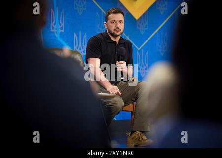 Kiev, Ucraina. 27 agosto 2024. Il presidente ucraino Volodymyr Zelenskyy, ascolta una domanda durante una conferenza stampa al forum "indipendenza Ucraina 2024", il 27 agosto 2024, a Kiev, Ucraina. Zelenskyy ha detto che l'operazione nella regione di Kursk all'interno della Russia fa parte della strategia per vincere la guerra. Credito: Presidenza Ucraina/Ufficio stampa presidenziale ucraino/Alamy Live News Foto Stock