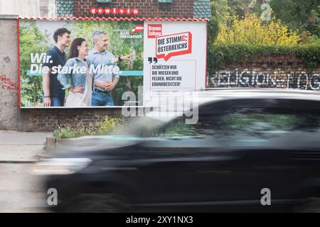 AUSTRIA; VIENNA; 20240827; poster per le prossime elezioni del Consiglio nazionale austriaco del 2024 del Partito Popolare austriaco (OeVP) con il Cancelliere in carica Karl Nehammer accanto a un poster del "Kronen Zeitung" con il testo: Proteggiamo i prati e i campi. Non i proprietari terrieri!" Visto a Vienna il 27 agosto 2024. Il Krone Zeitung è il più grande quotidiano austriaco, il Partito Popolare austriaco rappresenta lo spettro borghese e conservatore ed è tradizionalmente considerato vicino all'economia, agli agricoltori e alla Chiesa Cattolica Romana (wikipeda). /// Österreich; WIEN; 20240827; Plak Foto Stock