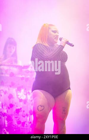 Beth Ditto dei Gossip band si esibisce dal vivo il secondo giorno del Rock en Seine Festival di Parigi. La band gossip si è esibita al secondo giorno del Rock en Seine Festival, al Domaine National Saint-Cloud, a Parigi. Foto Stock