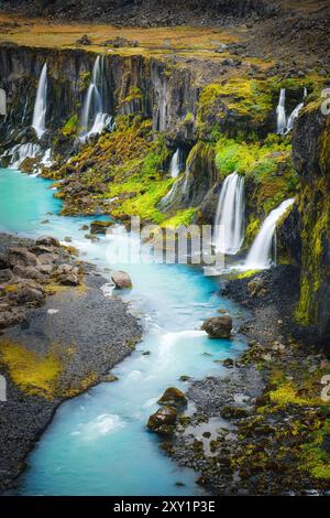 Canyon di Sigoldugljufur con cascate nelle Highlands islandesi, da qualche parte vicino a Landmannalaugar. Bel fiume blu e gola Foto Stock