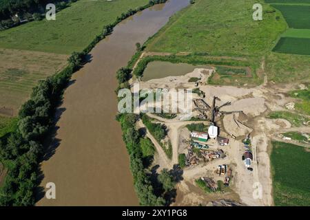 Vista aerea dello sfruttamento della sabbia e della ghiaia, della cava, della zavorra, dell'impatto ecologico sull'ambiente Foto Stock