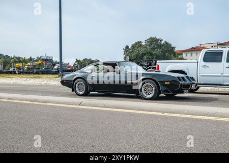 Gulfport, MS - 5 ottobre 2023: Vista laterale grandangolare di una Pontiac Firebird Trans AM 1979 in una mostra di auto locale. Foto Stock