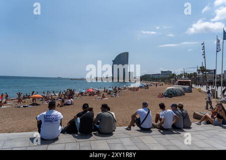 Barcellona, Spagna. 27 agosto 2024. i maghi delle spiagge di Barcellona alla fine di agosto, il quintessenza del mese delle vacanze, che dovrebbe essere un record. Imágenes de las playas de Barcelona cuando termina el mes de agosto, el mes de vacaciones por excelencia, y que se prevé de récord. News Cronaca - Barcellona, Spagna martedì 27 agosto 2024 (foto di Eric Renom/LaPresse) credito: LaPresse/Alamy Live News Foto Stock