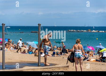 Barcellona, Spagna. 27 agosto 2024. i maghi delle spiagge di Barcellona alla fine di agosto, il quintessenza del mese delle vacanze, che dovrebbe essere un record. Imágenes de las playas de Barcelona cuando termina el mes de agosto, el mes de vacaciones por excelencia, y que se prevé de récord. News Cronaca - Barcellona, Spagna martedì 27 agosto 2024 (foto di Eric Renom/LaPresse) credito: LaPresse/Alamy Live News Foto Stock
