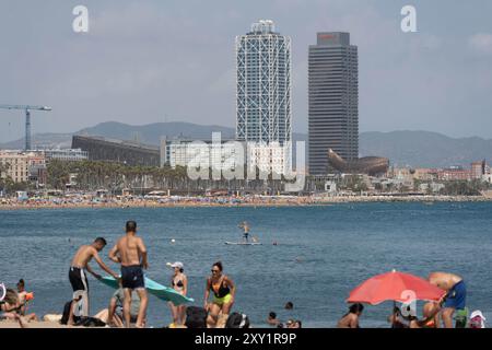 Barcellona, Spagna. 27 agosto 2024. i maghi delle spiagge di Barcellona alla fine di agosto, il quintessenza del mese delle vacanze, che dovrebbe essere un record. Imágenes de las playas de Barcelona cuando termina el mes de agosto, el mes de vacaciones por excelencia, y que se prevé de récord. News Cronaca - Barcellona, Spagna martedì 27 agosto 2024 (foto di Eric Renom/LaPresse) credito: LaPresse/Alamy Live News Foto Stock
