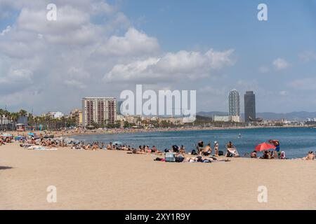 Barcellona, Spagna. 27 agosto 2024. i maghi delle spiagge di Barcellona alla fine di agosto, il quintessenza del mese delle vacanze, che dovrebbe essere un record. Imágenes de las playas de Barcelona cuando termina el mes de agosto, el mes de vacaciones por excelencia, y que se prevé de récord. News Cronaca - Barcellona, Spagna martedì 27 agosto 2024 (foto di Eric Renom/LaPresse) credito: LaPresse/Alamy Live News Foto Stock