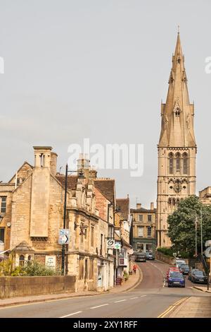 St Mary's Hill Road, che porta al centro della città di Stamford, in Inghilterra, e alla chiesa di St Mary con la sua guglia e la torre. Foto Stock