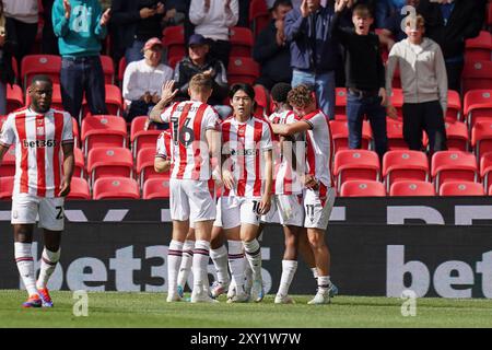 Stoke on Trent, Regno Unito. 24 agosto 2024. Il centrocampista dello Stoke City Lewis Koumas (11) segna un GOL di 1-1 e festeggia durante la partita del campionato EFL tra Stoke City FC e West Bromwich Albion FC al Bet365 Stadium, Stoke-on-Trent, Regno Unito il 24 agosto 2024 Credit: Every Second Media/Alamy Live News Foto Stock