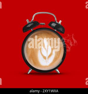 Sveglia nera con caffè al posto del quadrante su sfondo rosso Foto Stock