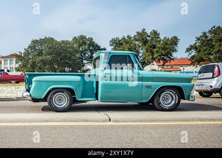 Gulfport, MS - 5 ottobre 2023: Vista laterale grandangolare di un pick-up Chevrolet C10 Stepside del 1964 in una mostra automobilistica locale. Foto Stock