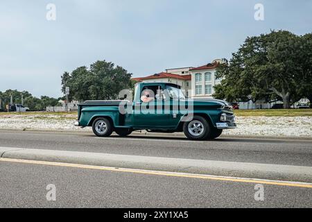 Gulfport, MS - 5 ottobre 2023: Vista laterale grandangolare di un pick-up Chevrolet C10 Stepside del 1964 in una mostra automobilistica locale. Foto Stock