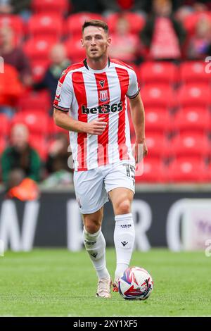 Il centrocampista dello Stoke City Jordan Thompson (15) durante la partita tra Stoke City FC e West Bromwich Albion FC Sky BET EFL Championship al Bet365 Stadium, Stoke-on-Trent, Inghilterra, Regno Unito il 24 agosto 2024 Credit: Every Second Media/Alamy Live News Foto Stock