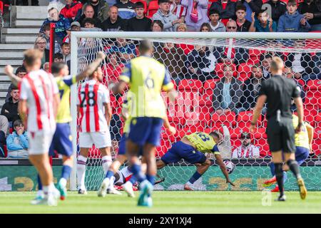 L'attaccante del West Bromwich Albion Karlan Grant (18) segna un GOL di 0-1 durante la partita del campionato EFL tra Stoke City FC e West Bromwich Albion FC al Bet365 Stadium, Stoke-on-Trent, Inghilterra, Regno Unito il 24 agosto 2024 Credit: Every Second Media/Alamy Live News Foto Stock