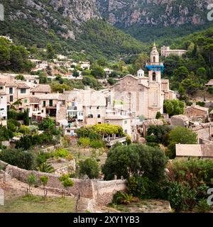 Vista della città di Valdemossa annidata tra le montagne della Serra de Tramuntana sull'isola spagnola di Maiorca Foto Stock