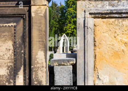 Grab Caspar David Friedrich am Grab von Caspar David Friedrich auf dem Dresdner Trinitatisfriedhof ist anlässlich des 250. Geburtstags des bekanntesten Künstlers der Romantik, ein neues Monument zu sehen. DAS gotische Kirchenfenster aus Sandstein mit einer Eule in Rückansicht auf dem Sims. Der Bau wurde vom Schauspieler und Friedrich-Verehrer Tom Pauls, unterstützt. Dresden Sachsen Deutschland *** Caspar David Friedrichs grave Un nuovo monumento può essere visto presso Caspar David Friedrichs grave nel cimitero Trinitatisfriedhof di Dresden per celebrare il 250° compleanno del più famoso artista romantico il Got Foto Stock