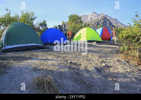 La tenda a cupola è stata allestita dagli scalatori per riposare temporaneamente sulla strada per la cima del monte Merapi. Foto Stock