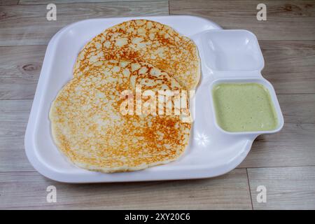 Malvani Amboli morbidi e spugnosi. Si tratta di una preparazione tipica Konkani a base di riso e Urad dal o lenticchie nere fermentate. Soft dose o utt semplice Foto Stock