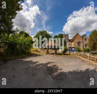 Ampia vista esterna della Chiesa di San Giovanni Battista, Layhams Road, West Wickham, Greater London, England.Outlook, panorama, prospettiva, vista Foto Stock