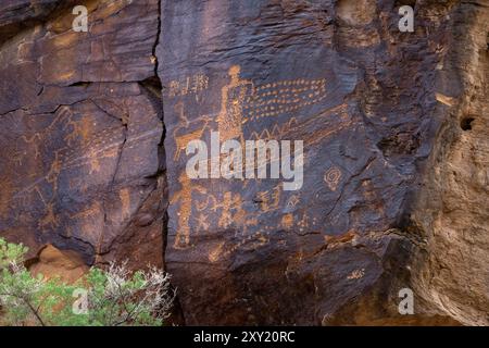 Un'arte rupestre pre-ispanica dei nativi americani o un pannello di incisioni rupestri nel Nine Mile Canyon, Utah. Foto Stock