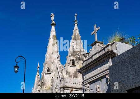 Dettaglio architettonico di elaborate guglie su un mausoleo nel cimitero di Recoleta a Buenos Aires, Argentina. Foto Stock