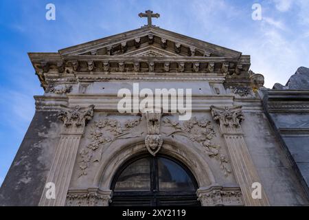 Dettaglio architettonico di un elaborato mausoleo nel cimitero di Recoleta a Buenos Aires, Argentina. Foto Stock