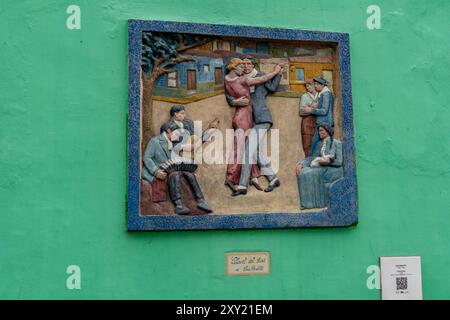 Una scultura in bassorilievo di ballerini di tango dell'artista Luis Perlotti su un muro a Caminito, la Boca, Buenos Aires, Argentina. Foto Stock