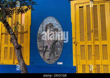 Una scultura in bassorilievo, 'Ballarines', di ballerini di tango dell'artista Vicente Walter su un muro a Caminito, la Boca, Buenos Aires, Argentina. Foto Stock