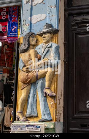 Una scultura in bassorilievo di ballerini di tango di fronte a un negozio di souvenir a Caminito, la Boca, Buenos Aires, Argentina. Foto Stock