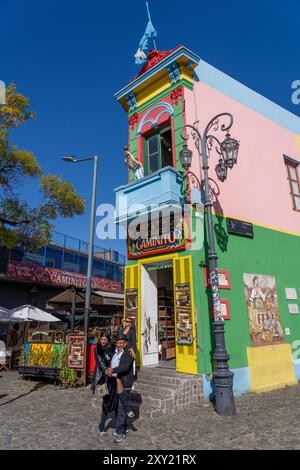 Un turista posa per una foto con una ballerina di tango sul Caminito a la Boca, Buenos Aires, Argentina. Foto Stock