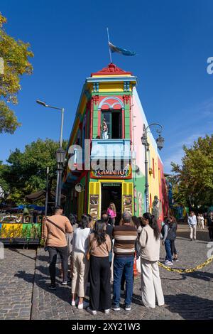 Un turista posa per una foto su Caminito Street a la Boca, Buenos Aires, Argentina. Foto Stock